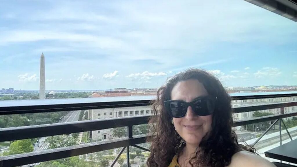 Meu marido e eu escolhemos morar em Washington, por causa das oportunidades de emprego. Eu gostaria que tivéssemos escolhido morar mais perto da família.