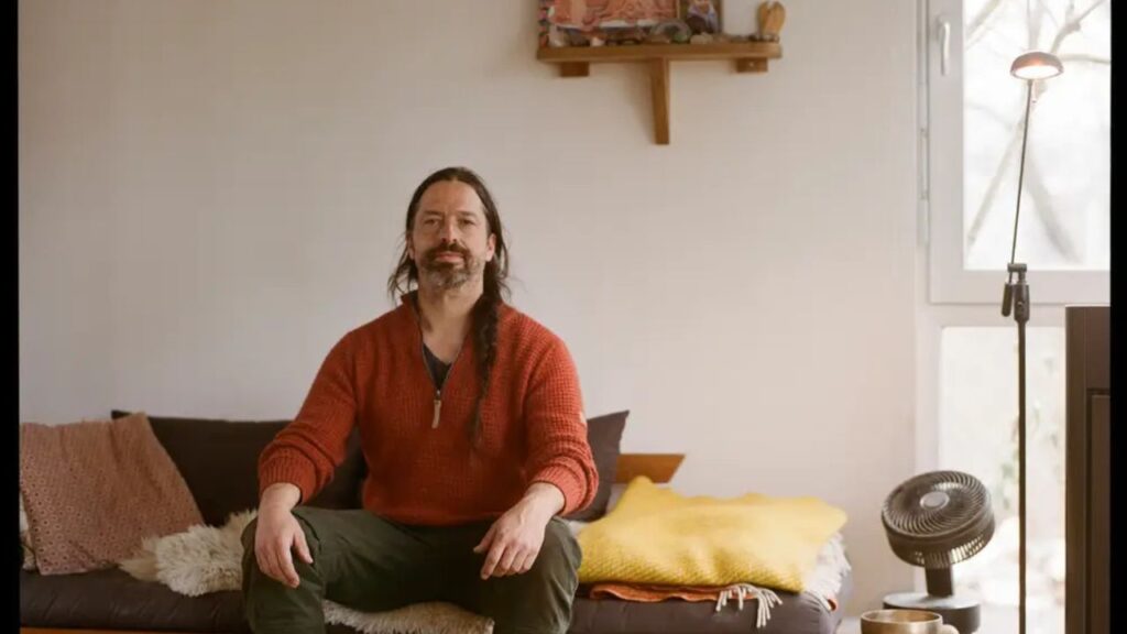 Me mudei para uma vila de mini casas aos 37 com meu filho. A infância dele é tão livre que ficamos por 7 anos.