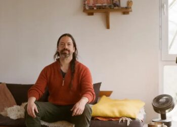 Me mudei para uma vila de mini casas aos 37 com meu filho. A infância dele é tão livre que ficamos por 7 anos.