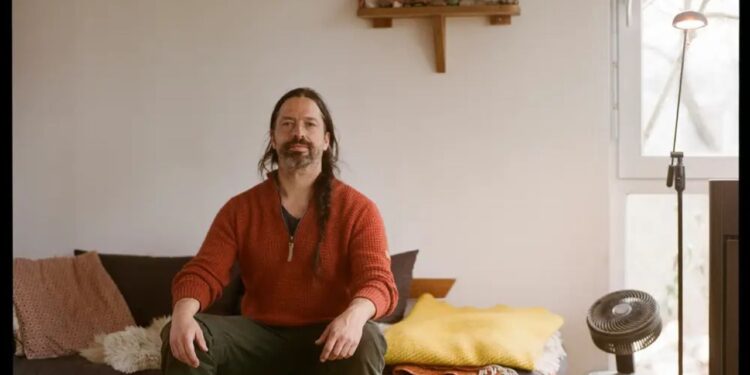 Me mudei para uma vila de mini casas aos 37 com meu filho. A infância dele é tão livre que ficamos por 7 anos.