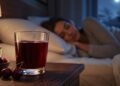 Antes de dormir, veja por que o suco de cereja ácida pode ajudar seu corpo a relaxar e ter um sono mais profundo