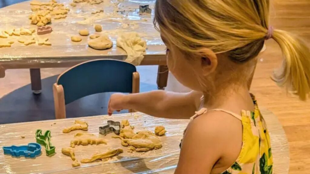 Ser autônoma significa trabalhar nas férias. Ser mãe solo significa fazer isso com minha filha pequena por perto.