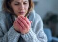 Frio nas mãos e pés: 5 sinais que podem indicar má circulação no corpo