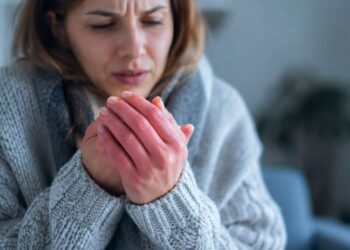 Frio nas mãos e pés: 5 sinais que podem indicar má circulação no corpo