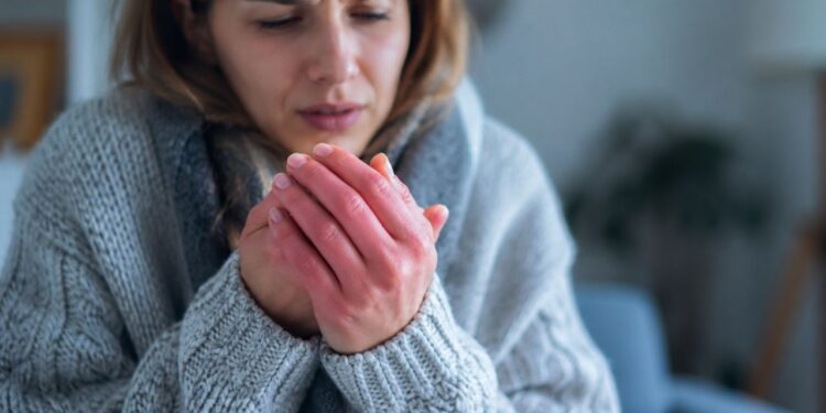 Frio nas mãos e pés: 5 sinais que podem indicar má circulação no corpo