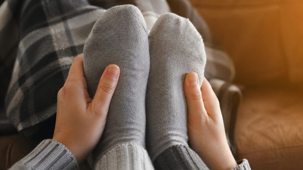Frio nas mãos e pés: 5 sinais que podem indicar má circulação no corpo
