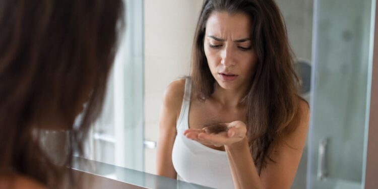 Queda de cabelo fora do normal: 5 sinais de que algo está errado no corpo
