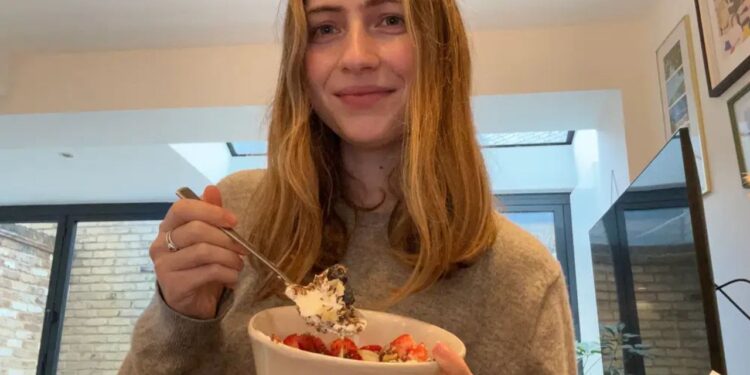 Eu tomo o mesmo café da manhã rico em proteínas e fibras todas as manhãs. Leva 2 minutos para fazer e nunca fica chato.