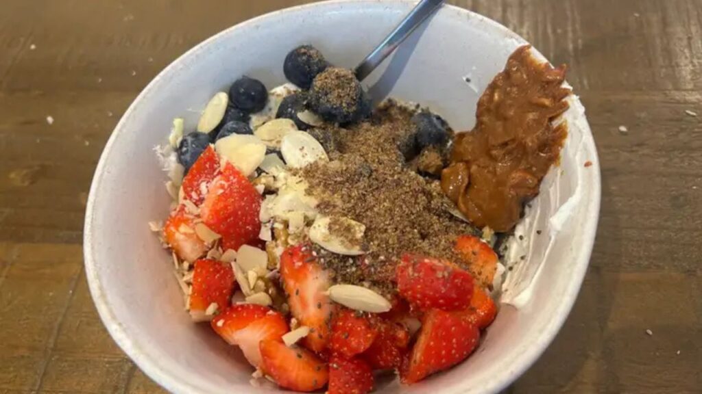 Eu tomo o mesmo café da manhã rico em proteínas e fibras todas as manhãs. Leva 2 minutos para fazer e nunca fica chato.