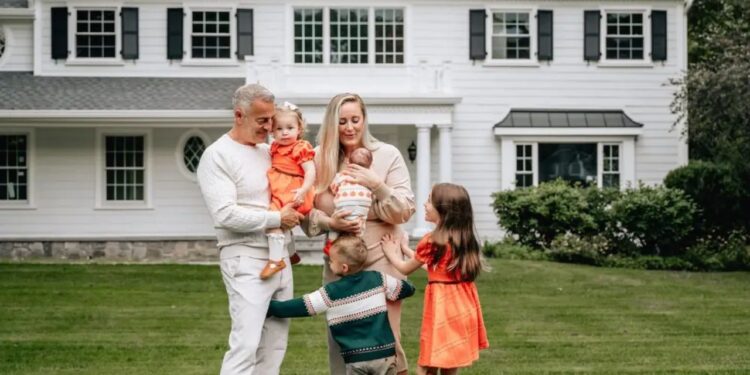 Esta família abandonou a sala de jantar e adicionou uma suíte principal acima da garagem em uma reforma de US$ 1 milhão em sua casa