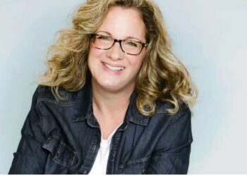 Ela era dona de casa enquanto meu marido piloto explorava o mundo. Aos 51 anos, lançou um negócio de viagens para conhecer o mundo.