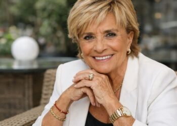 Chelo García-Cortés, jornalista e comentarista: “Não me imagino aposentada em casa olhando para o teto; pertenço a uma geração de mulheres que aprendeu que se manter ativa é uma forma de se manter viva.”