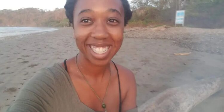 Me mudei para uma pequena cidade litorânea em outro país. Minha nova casa parecia o paraíso, mas eu não me sentia acolhida