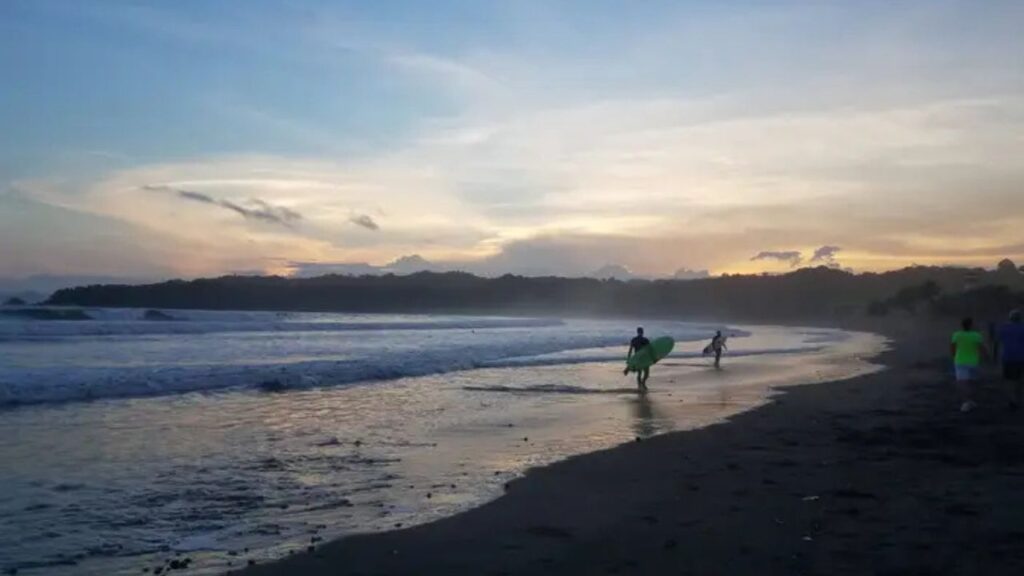 Me mudei para uma pequena cidade litorânea em outro país. Minha nova casa parecia o paraíso, mas eu não me sentia acolhida 