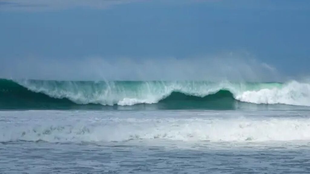 Me mudei para uma pequena cidade litorânea em outro país. Minha nova casa parecia o paraíso, mas eu não me sentia acolhida