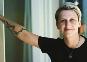 Depois de perder muito dinheiro em lances por uma casa em Los Angeles, comprei uma casa de 5 quartos nos subúrbios.