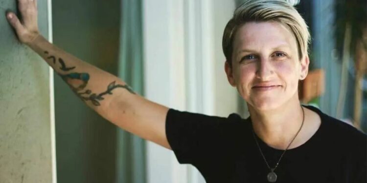 Depois de perder muito dinheiro em lances por uma casa em Los Angeles, comprei uma casa de 5 quartos nos subúrbios.