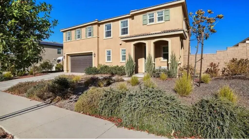 Depois de perder muito dinheiro em lances por uma casa em Los Angeles, comprei uma casa de 5 quartos nos subúrbios.