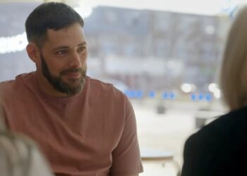 Homem abandonado em saco plástico ao nascer reencontra família após 40 anos