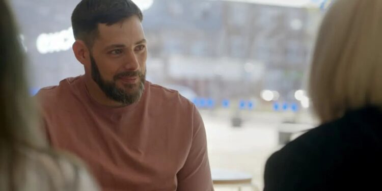 Homem abandonado em saco plástico ao nascer reencontra família após 40 anos