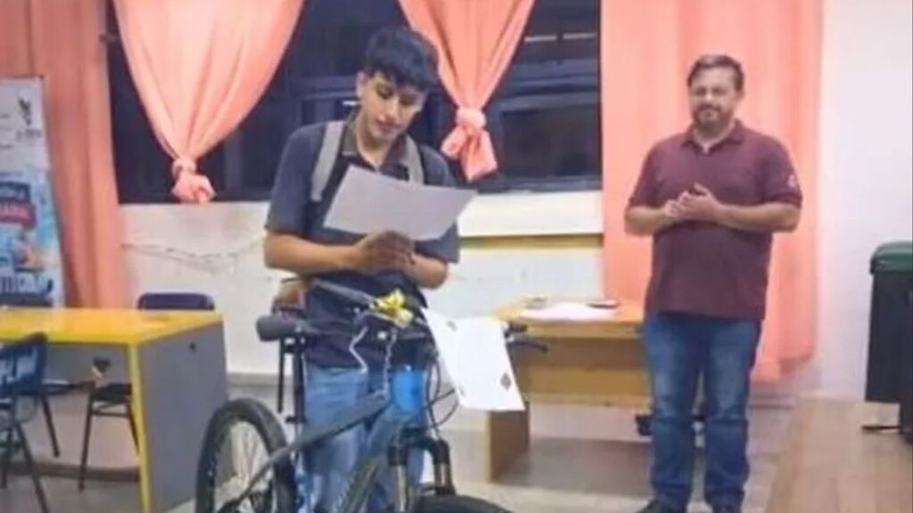 Ele pedalou 16 quilômetros para estudar e teve uma surpresa inesquecível quando se formou