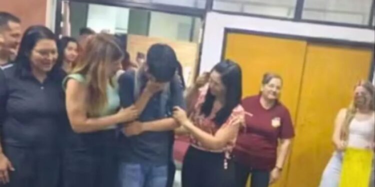 Ele pedalou 16 quilômetros para estudar e teve uma surpresa inesquecível quando se formou