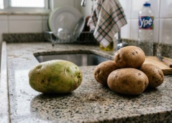 Especialistas explicam: batata com partes verdes nem sempre deve ir para a panela, mas “o gosto amargo já pode indicar um problema”