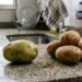 Especialistas explicam: batata com partes verdes nem sempre deve ir para a panela, mas “o gosto amargo já pode indicar um problema”