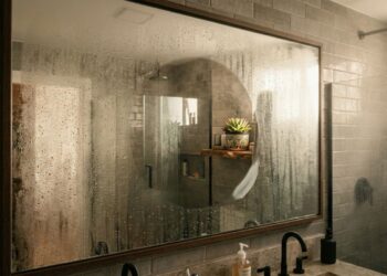 Adicione pasta de dente no espelho do banheiro: um truque inteligente para evitar que embace após o banho