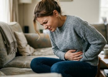 Estômago pesado após comer? Veja os alimentos que aceleram o esvaziamento gástrico e ajudam na digestão