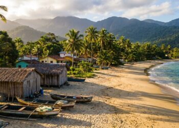 A praia isolada com rio de agua doce e mar cristalino que só se alcança por trilha ou barco de pescador