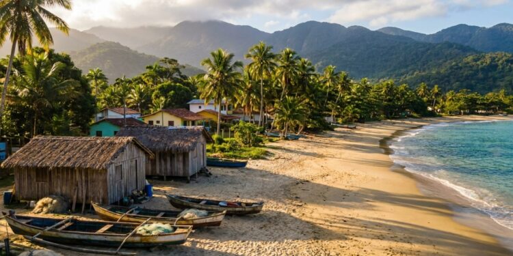A praia isolada com rio de agua doce e mar cristalino que só se alcança por trilha ou barco de pescador