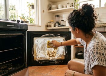 Como limpar o vidro do forno engordurado: veja como deixá-lo sem resíduos e transparente como no primeiro dia