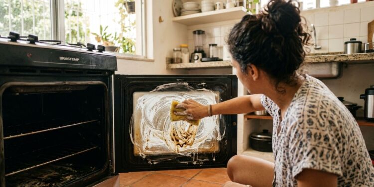Como limpar o vidro do forno engordurado: veja como deixá-lo sem resíduos e transparente como no primeiro dia
