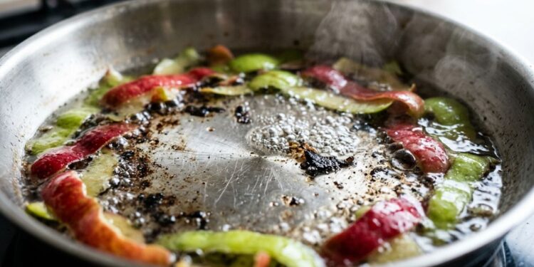Fritar cascas de maçã em uma panela engordurada: para que serve e por que recomendam na hora de lavar a louça