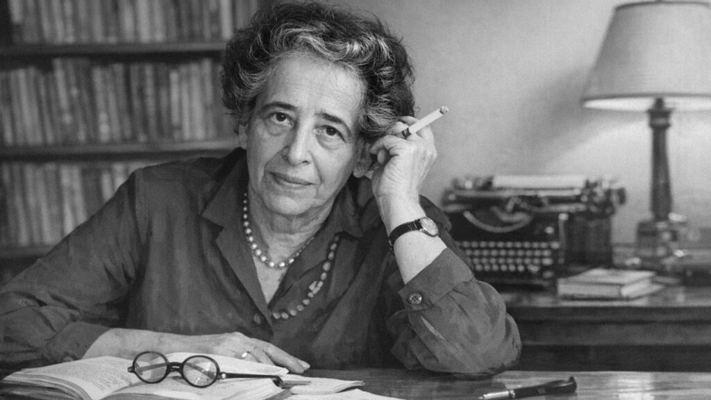 Hannah Arendt, teórica política e filósofa alemã de grande influência no pensamento contemporâneo: “O mal prospera na banalidade.”