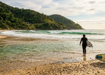 O paraíso com 755 metros de águas cristalinas entre a Mata Atlântica e a Costa Esmeralda catarinense