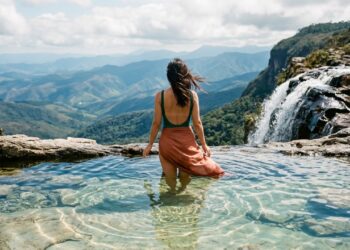 O vilarejo mineiro com 74 grutas de quartzito e a Janela do Céu que parece uma passagem para outro planeta