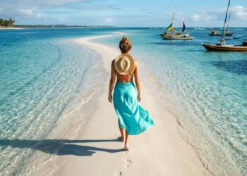 O vilarejo alagoano com piscinas naturais a 15 minutos de barco e águas tão transparentes que os barcos parecem voar sobre o mar