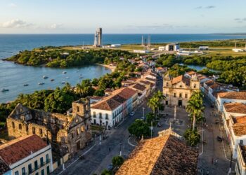 A cidade com ruínas imperiais e base de lançamento de foguetes: onde o passado colonial e o futuro espacial brasileiro se encontram