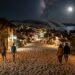 Sem postes nem asfalto: a vila cearense iluminada pela lua que figura entre as 10 praias mais bonitas do mundo