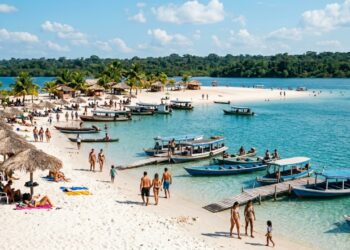Eleita pelo The Guardian a praia de água doce mais bonita do mundo: essa vila amazônica tem areias brancas e águas azul-turquesa
