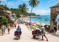 Eleita uma das 10 melhores praias do mundo: essa vila no meio do oceano proíbe carros e a bagagem chega em carrinho de mão