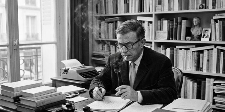 Jean-Paul Sartre, pensador existencialista: “O homem está condenado a ser livre” — a psicologia mostra como essa liberdade pode se transformar em sobrecarga mental