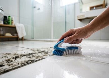 Como limpar o rejunte do banheiro com manchas escuras: veja como deixá-lo sem resíduos e branco como no primeiro dia