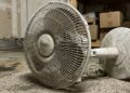 Limpe o ventilador sem remover a grade com um método fácil que utiliza utensílios de cozinha