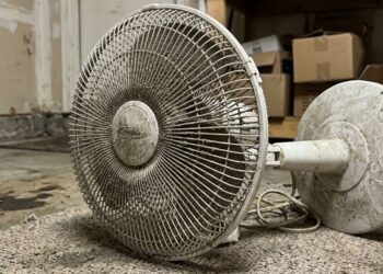 Limpe o ventilador sem remover a grade com um método fácil que utiliza utensílios de cozinha