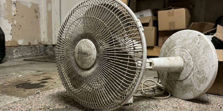Limpe o ventilador sem remover a grade com um método fácil que utiliza utensílios de cozinha