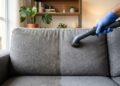 Como limpar sofá de tecido encardido a seco: veja como deixá-lo sem manchas e macio como no primeiro dia