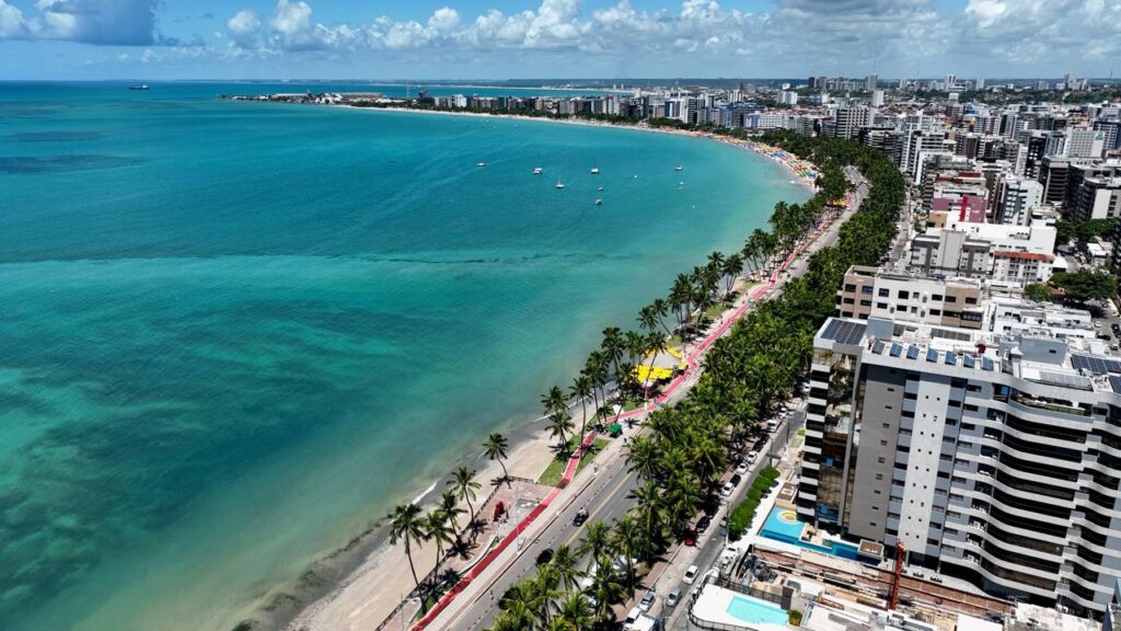Eleita a melhor cidade do Brasil em 2025, o Caribe Brasileiro tem 40 km de praias com águas cristalinas e piscinas naturais na orla urbana